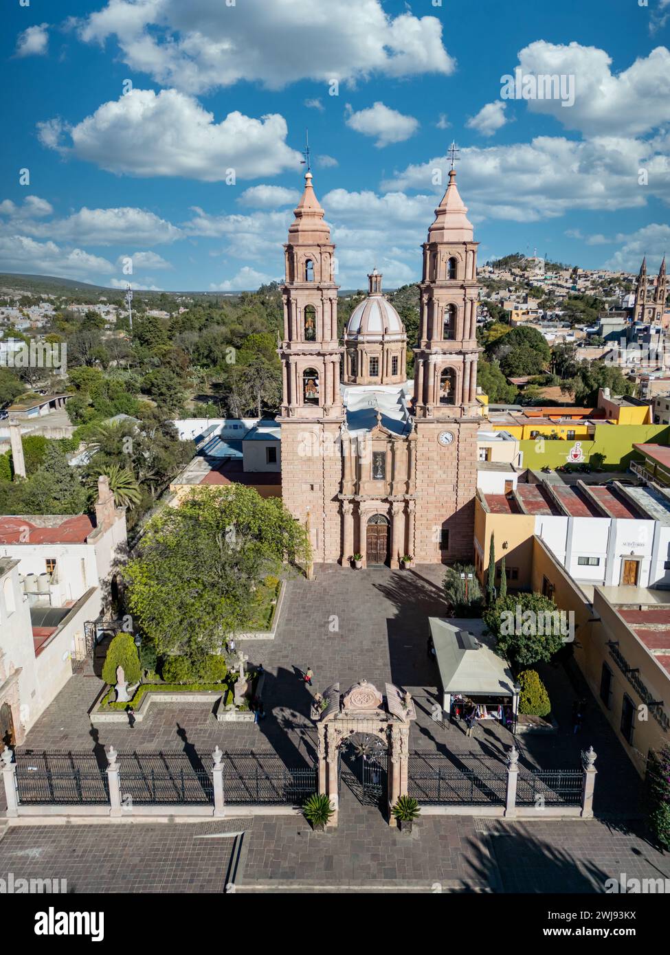 Die große Fassade der Kathedrale von San Luis de La Paz in Guanajuato, die von oben erfasst wurde und die komplexe Architektur und die reiche Geschichte der Stadt hervorhebt Stockfoto