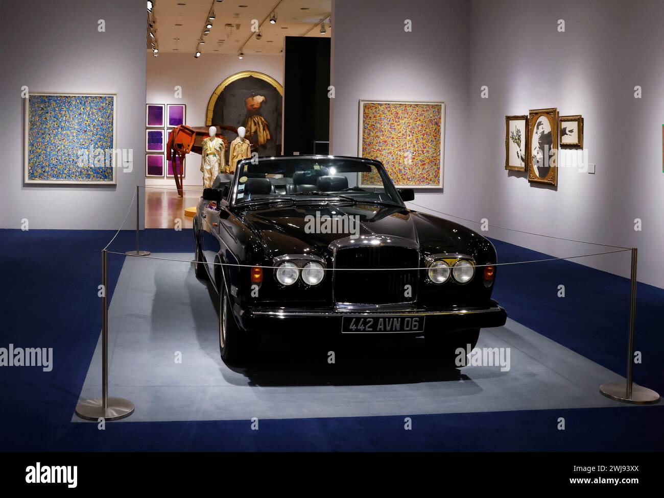 New York, Usa. Februar 2024. Ein 1990er Bentley Continental Cabriolet mit zwei Türen wird zusammen mit Fotografien, Kunst, Möbeln, Mode und anderen Sammlerstücken ausgestellt, die am Dienstag, den 13. Februar 2024 im Rahmen der Sammlung von Sir Elton John Goodbye Peachtree Road im Christie's in New York City verkauft werden. Foto: John Angelillo/UPI Credit: UPI/Alamy Live News Stockfoto