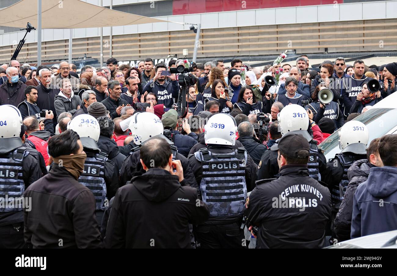 Hunderte Demonstranten werden während der Demonstration von der Polizei blockiert. Am 25. Jahrestag der Verhaftung von Abdullah Ocalan, dem Führer der Kurdischen Arbeiterpartei (PKK), der seit 50 Jahren einen bewaffneten Kampf gegen den türkischen Staat führt, finden am 15. Februar 1999 in Kenia Märsche und Demonstrationen in Städten der kurdisch besiedelten Region statt. Die Demonstrationen, die von der legalen Kurdischen Partei Partei Demokratische Regionen (DBP) unter dem Namen "Freiheitsmarsch" organisiert werden, fordern eine demokratische Lösung des Kurdenproblems und die Freiheit des PKK-Führers Abdullah Stockfoto