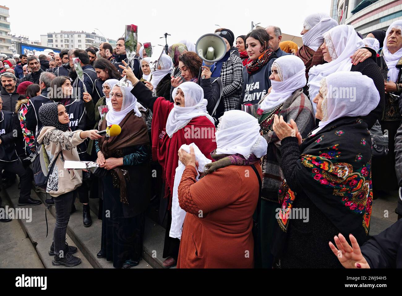 Eine Kurdin von der Gruppe "Mütter für den Frieden" sah während der Demonstration eine Rede halten. Am 25. Jahrestag der Verhaftung von Abdullah Ocalan, dem Führer der Kurdischen Arbeiterpartei (PKK), der seit 50 Jahren einen bewaffneten Kampf gegen den türkischen Staat führt, finden am 15. Februar 1999 in Kenia Märsche und Demonstrationen in Städten der kurdisch besiedelten Region statt. Die Demonstrationen, die von der legalen Kurdischen Partei Partei Demokratische Regionen (DBP) unter dem Namen "Freiheitsmarsch" organisiert werden, fordern eine demokratische Lösung des Kurdenproblems und die Freiheit des PKK-Führers Stockfoto