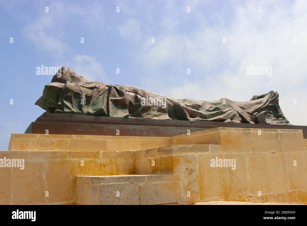 Das Grabtuch wurde über eine liegende Figur gelegt, die Michael Sandle in Bronze geschnitzt hat und an die Belagerung Maltas mit Blick auf den Großen Hafen von Valletta erinnert. Stockfoto
