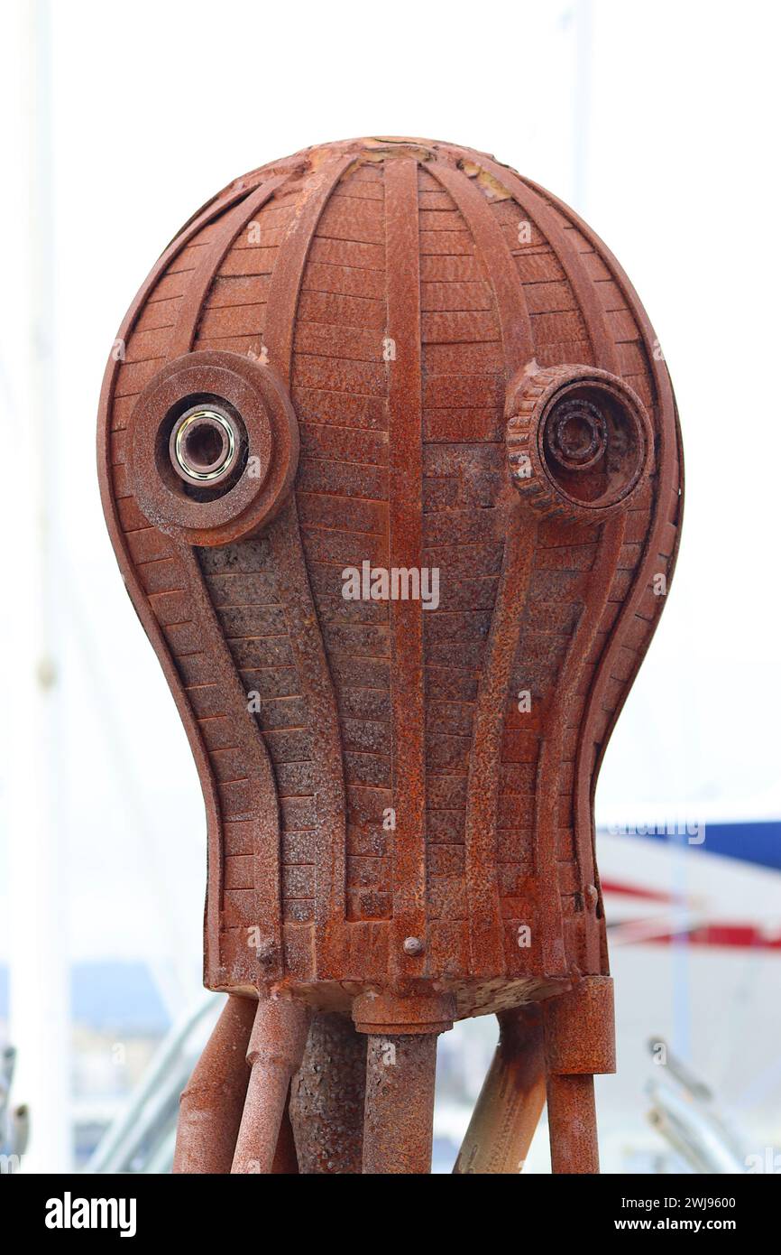 Der Kopf einer rustikalen Kraken-Skulptur, die die Gäste von Nemo's Bar im La Coruna begrüßt. Die Augen sind aus Schrott gefertigt und sind kugelgelagerte Laufringe. Stockfoto