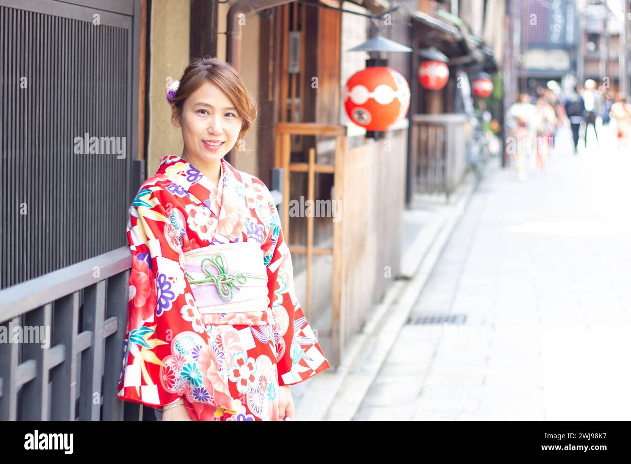 Schöne Frau mit japanischem Kimono auf der Straße von Kyoto, Japan Stockfoto