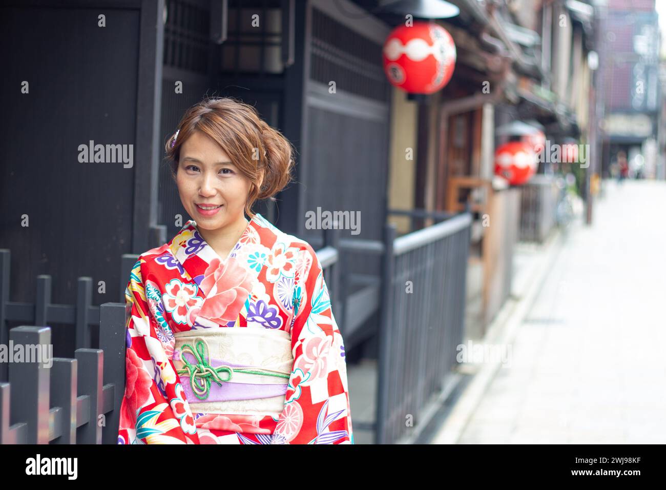 Schöne Frau mit japanischem Kimono auf der Straße von Kyoto, Japan Stockfoto