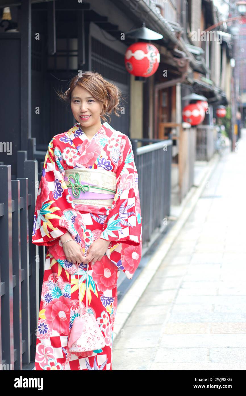 Schöne Frau mit japanischem Kimono auf der Straße von Kyoto, Japan. Vertikales Bild Stockfoto