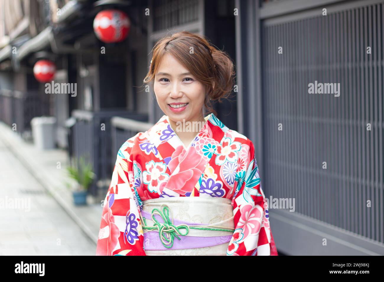 Die schöne Frau trägt japanischen Kimono auf der Straße von Kyoto, Japan Stockfoto