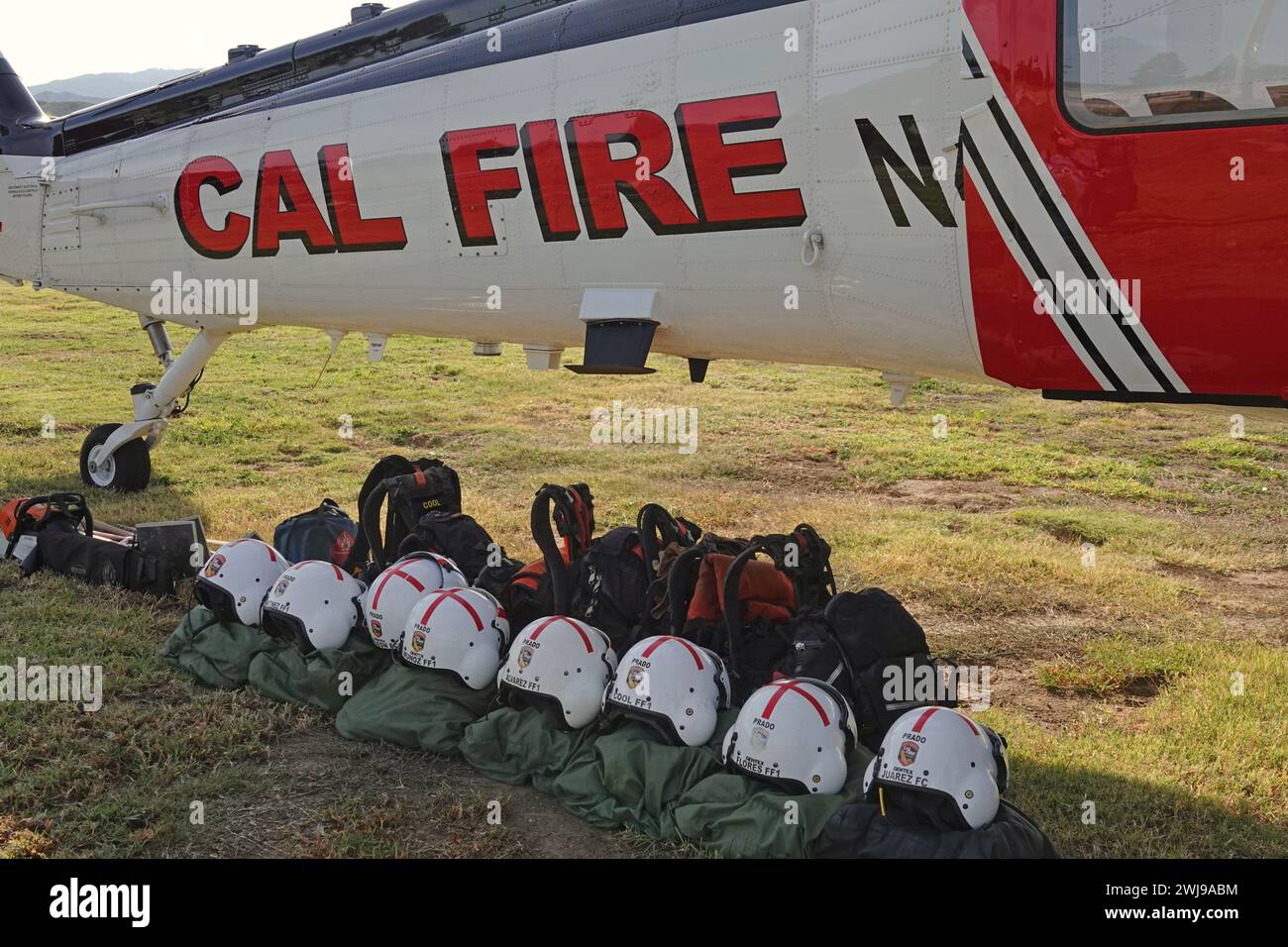Los Angeles, Kalifornien, USA - 4. November 2023: Ein Hubschrauber von Cal Fire Sikorsky S-70i wird mit Feuerwehrausrüstung und Helmen der Flugbesatzung gezeigt. Stockfoto