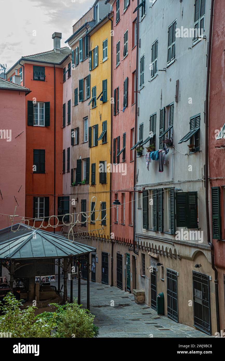 Appartementgebäude mit Wäscherei in Genua, Italien Stockfoto