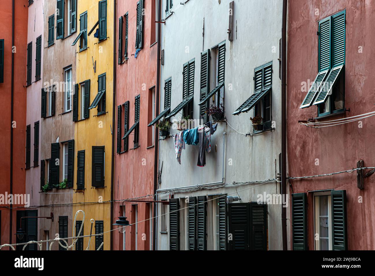 Appartementgebäude mit Wäscherei in Genua, Italien Stockfoto