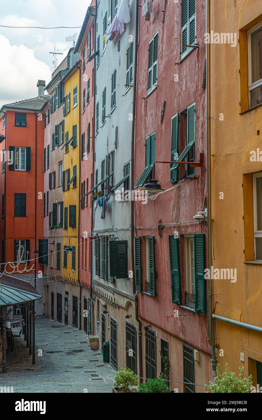 Appartementgebäude mit Wäscherei in Genua, Italien Stockfoto
