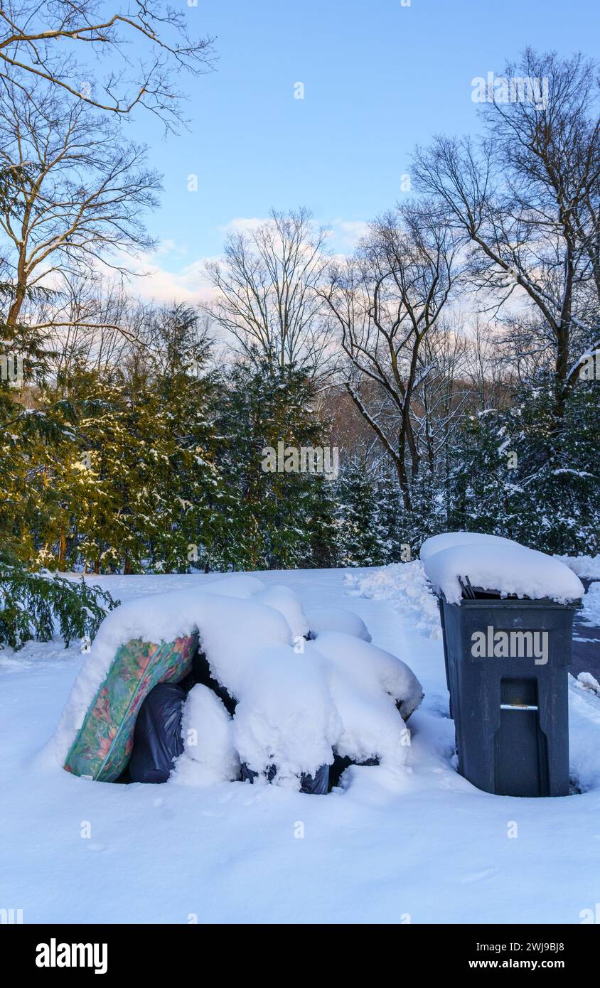 Chappaqua, New York, 13. Februar 2024 - Ein Wintersturm, der über einen Fuß schweren nassen Schnees auf dem Vorort Westchester New York abwarf Stockfoto
