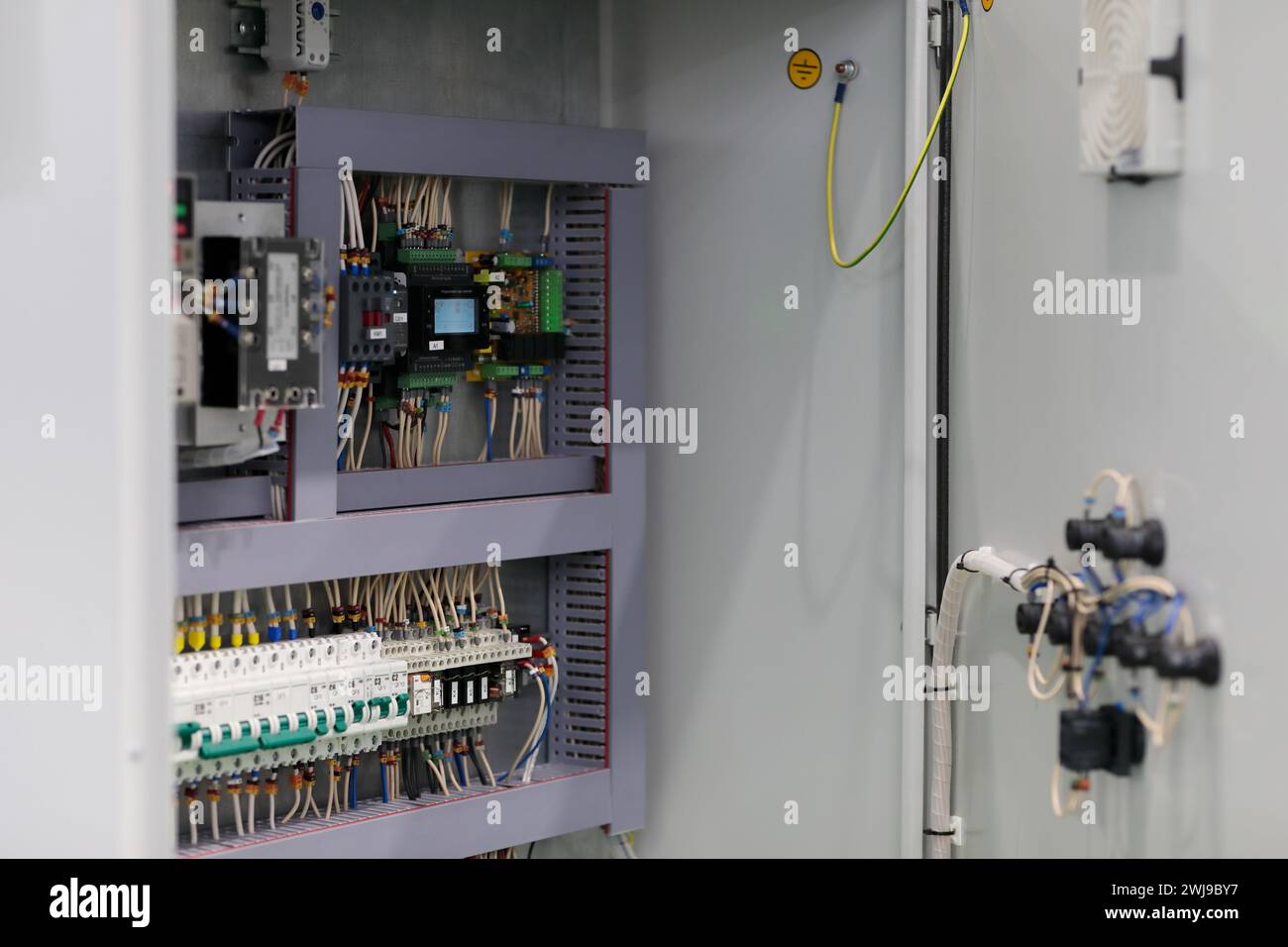 Industrieller Schaltschrank mit SPS-Controllern. Selektiver Fokus. Stockfoto