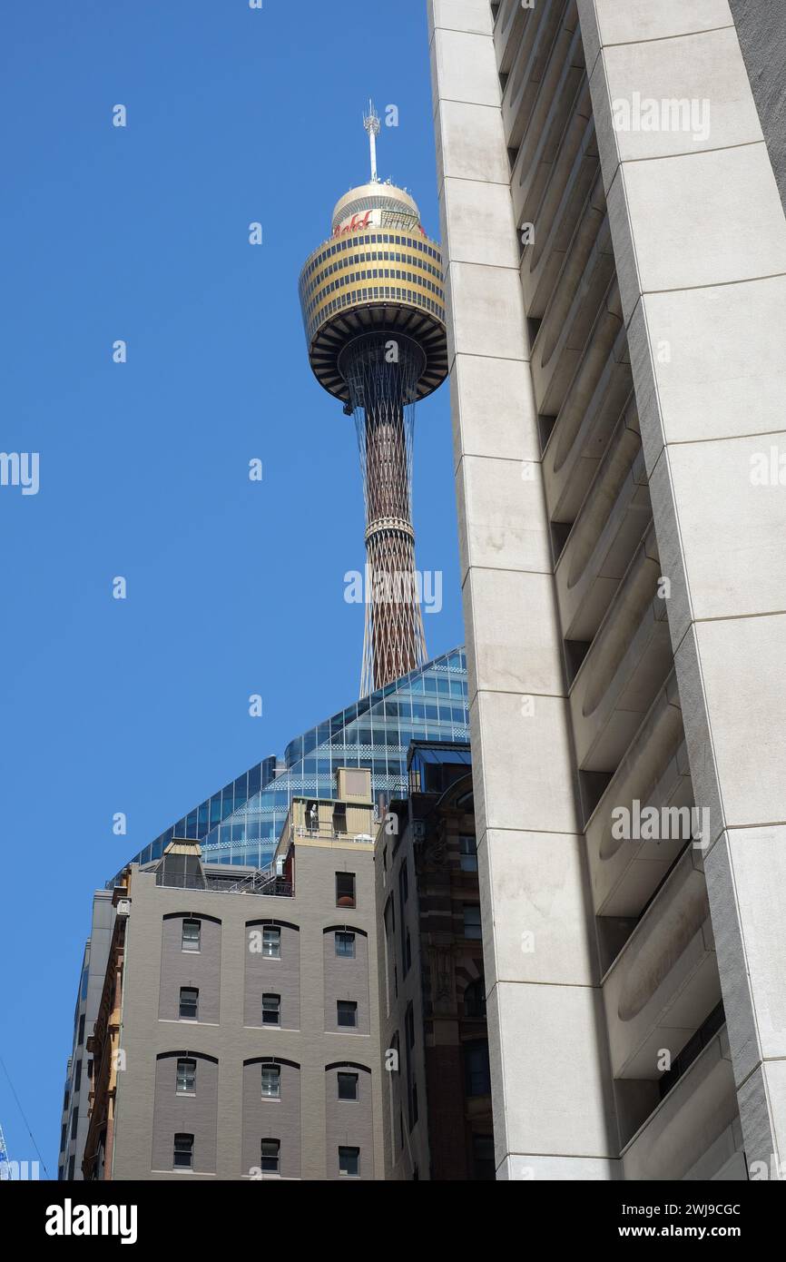 Center Point Tower The Sydney Tower Eye – Formen und Muster und architektonische Formen im Vergleich zum MLC Centre 25 Martin Place Stockfoto