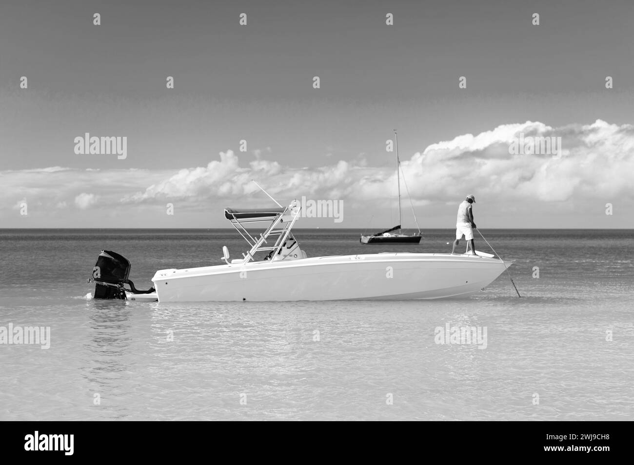 Sommerurlaubsziel mit Yachten. Sommerferien mit Yacht in Meereslandschaft Stockfoto