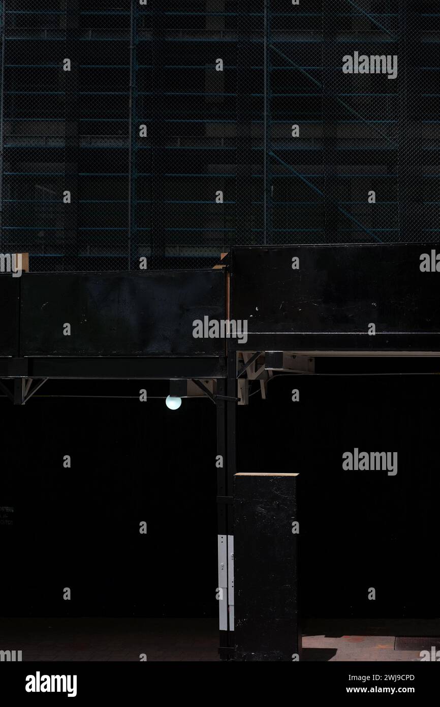 Minimalismus in der Stadt, dunkle Gerüste, Baustoff und schwarze Bauhütten Stockfoto