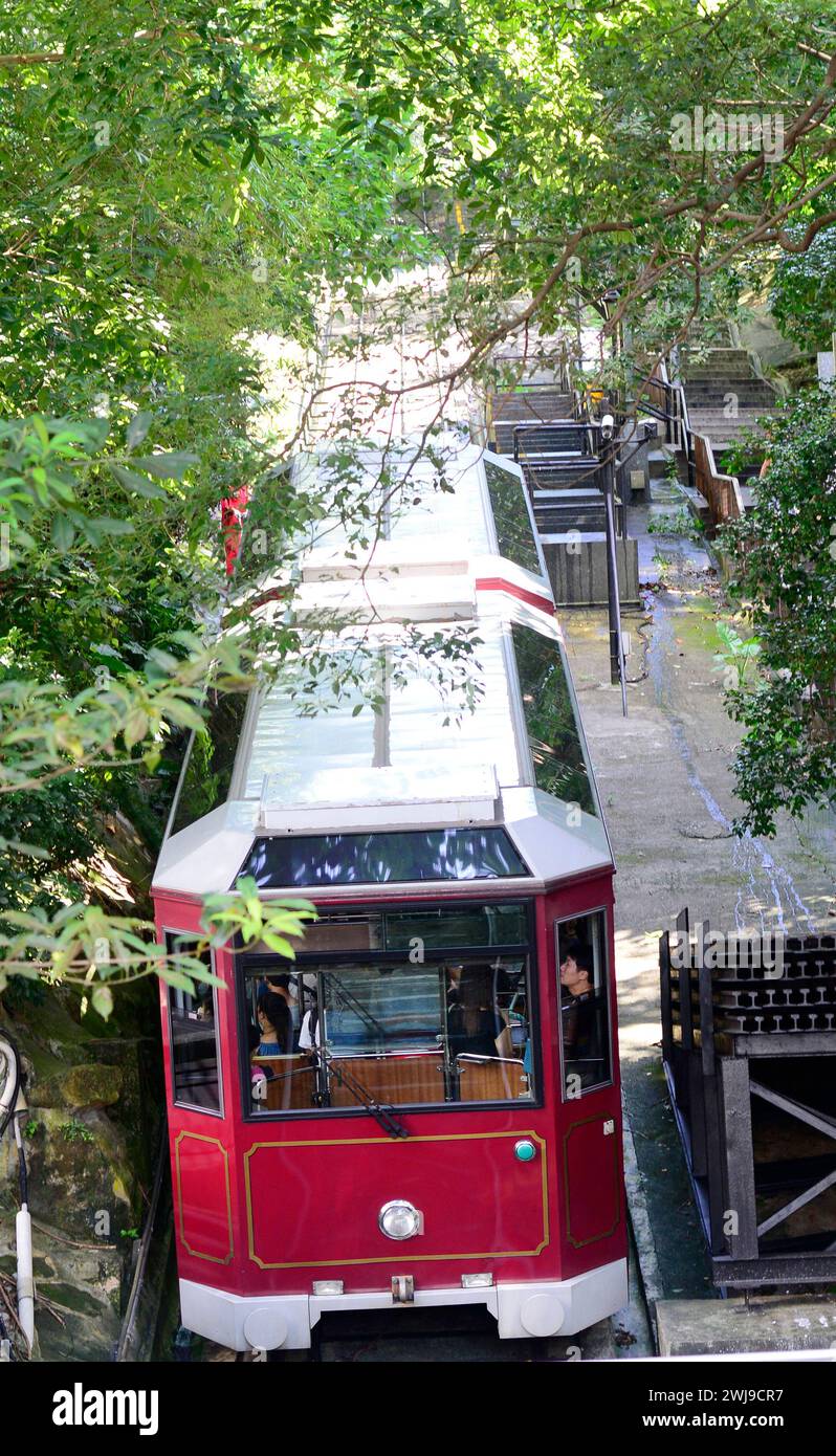 Die Peak Tram steigt den Berg in Richtung Peak Station in Hong Kong. Stockfoto