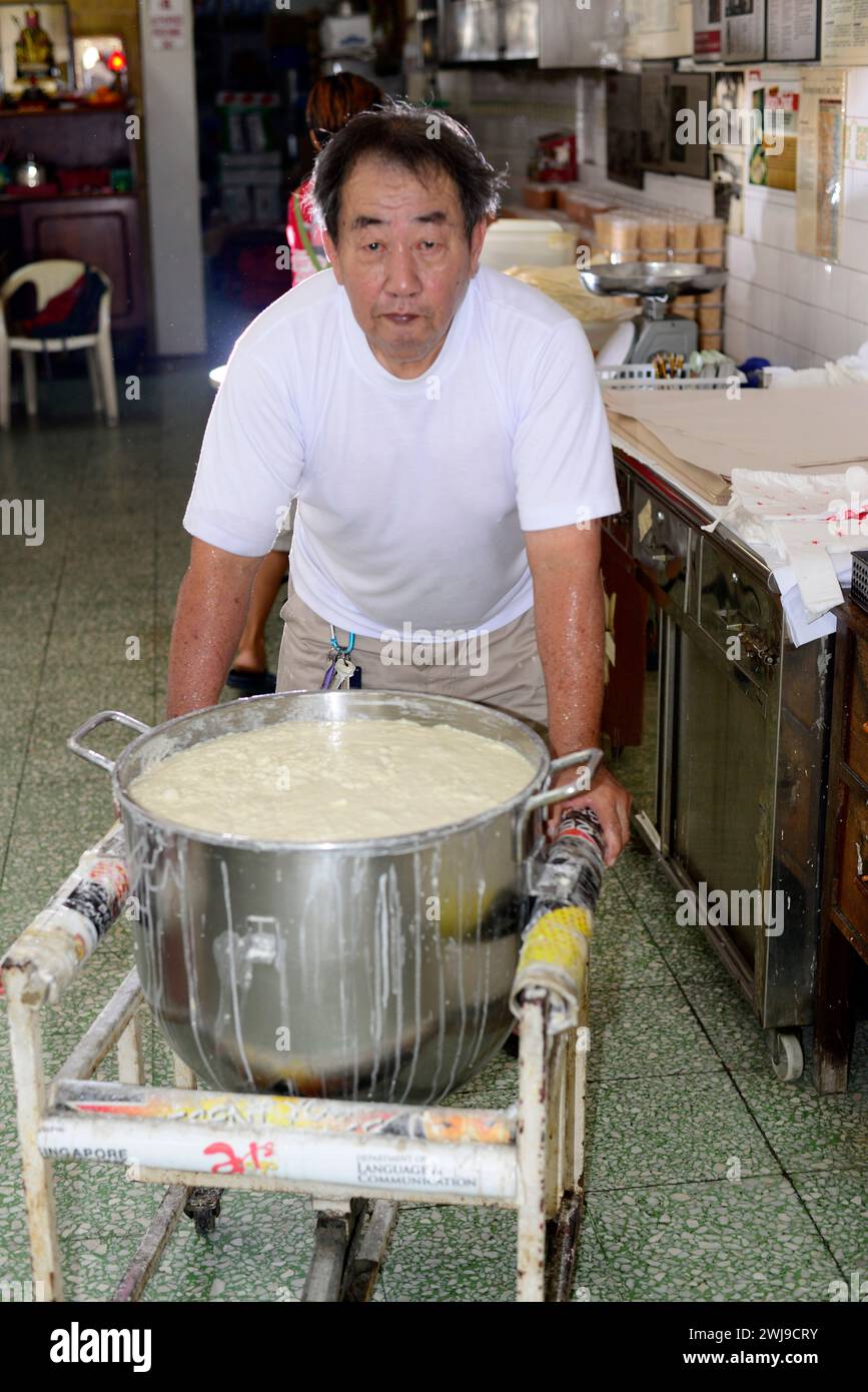 Kway Guan Huat Popiah Skin (dünnes, papierähnliches Krepp) Fabrik in Singapur. Stockfoto