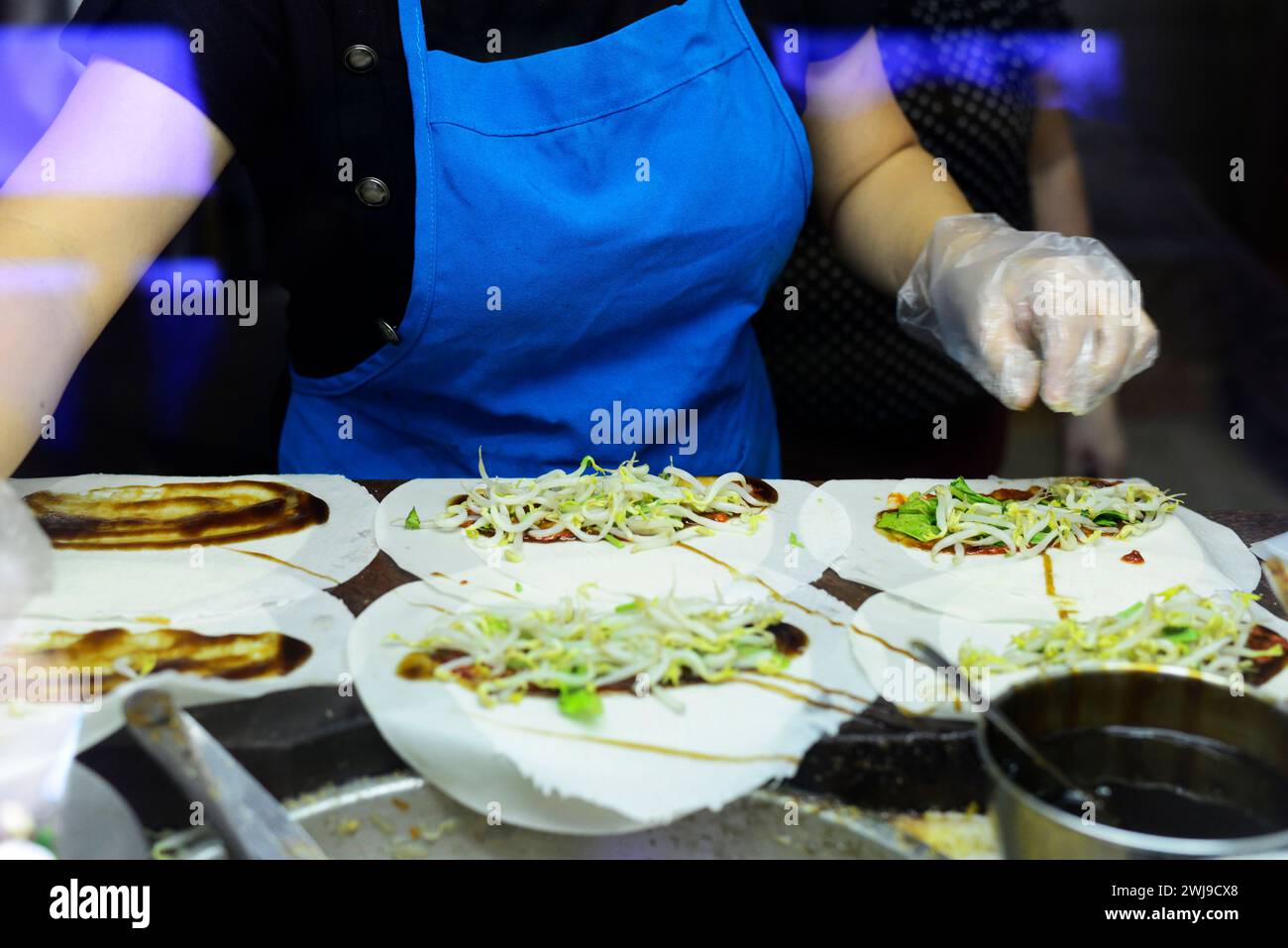 Popiah ist eine große Frühlingsrolle, die in Singapur beliebt ist. Stockfoto