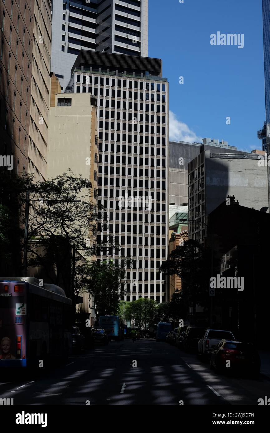 Türme des Büroblocks, Muster und Wiederholung von Grund auf, Schichten von Gebäudefassaden im Finanzviertel von Sydney Stockfoto