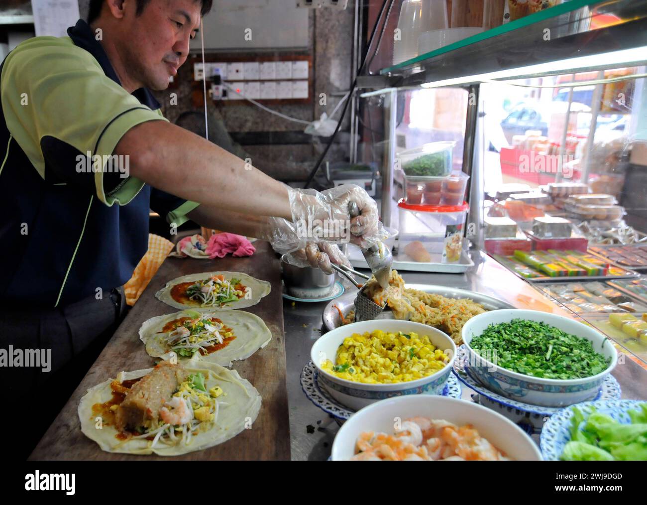 Popiah ist eine große Frühlingsrolle, die in Singapur beliebt ist. Stockfoto