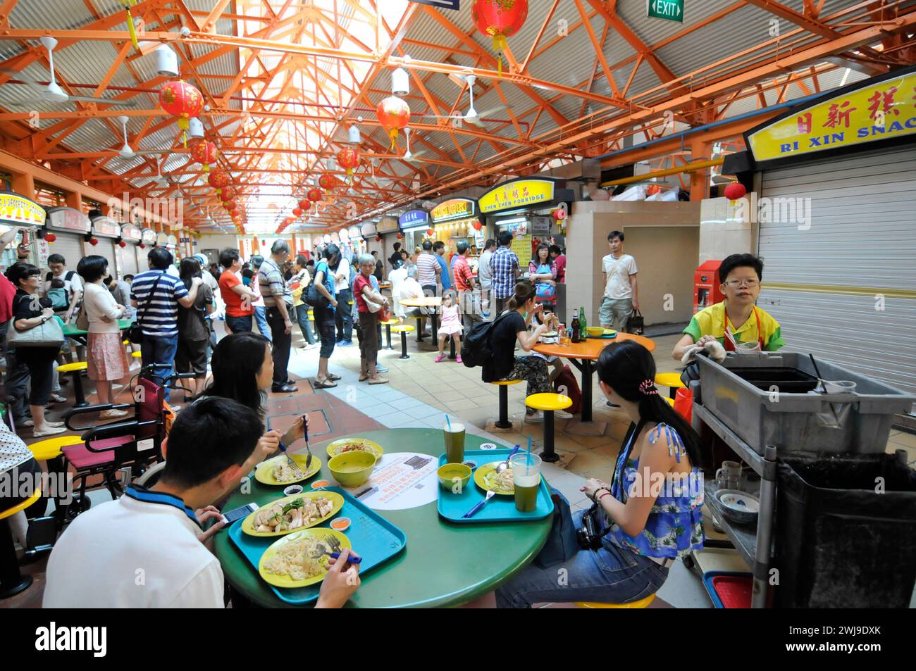 Das Maxwell Food Centre in Chinatown, Singapur. Stockfoto