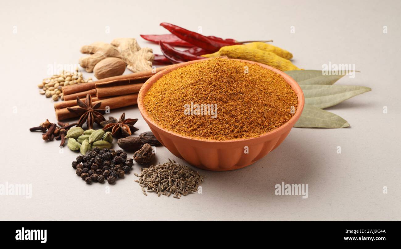 Natürliche Gewürze für Curry Masala, indische Gewürzmischung mit Pulver, Lebensmittelzutaten für Garam Masala. Stockfoto