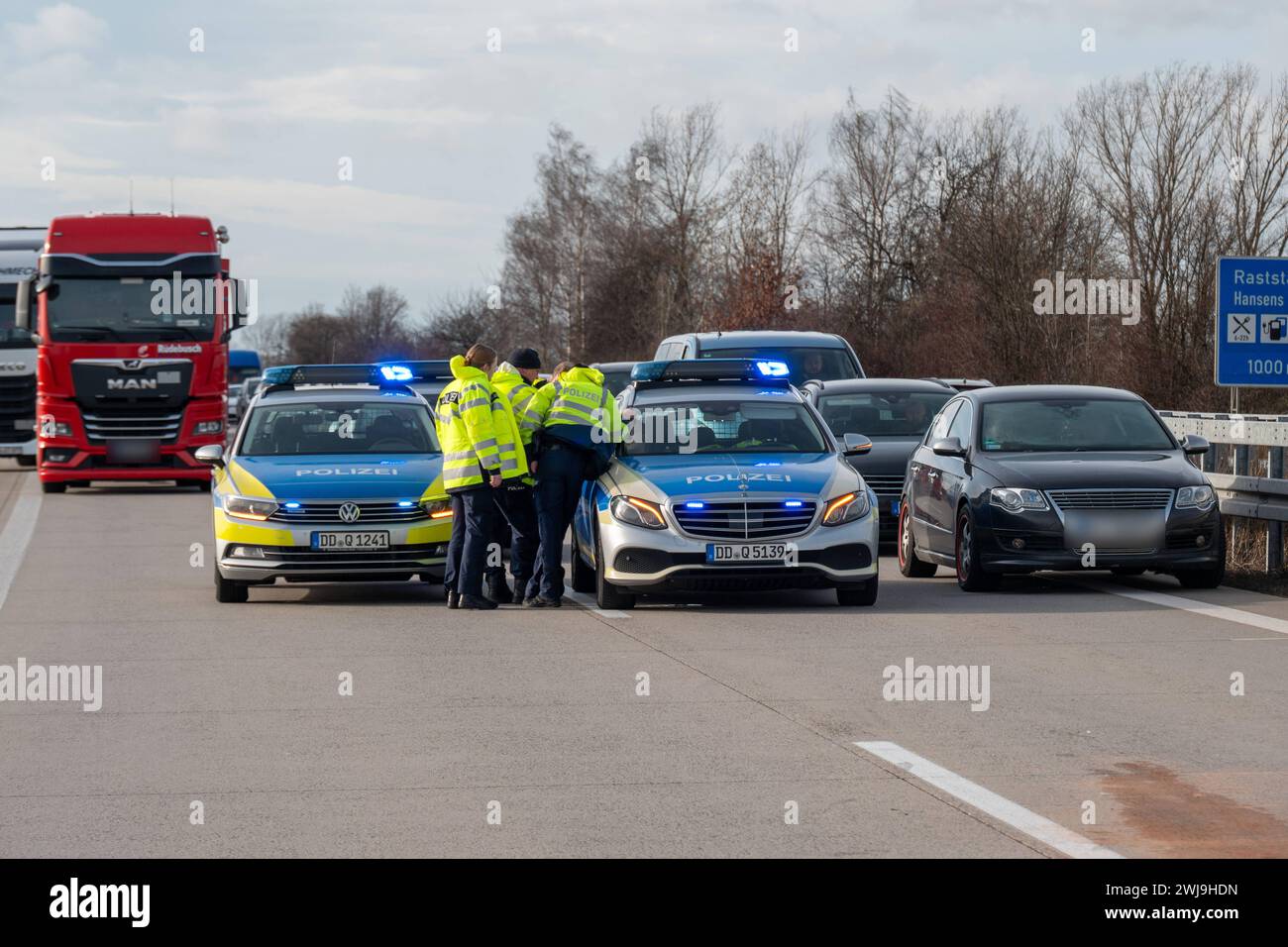 A14/Döbeln - Skoda kracht auf Stauende und gegen LKW - ein Schwerverletzter 09.02.2024 gegen 13,30 Uhr A14 Richtung Dresden, zwischen Döbeln-Ost und Nossen-Nord zu einem schweren Unfall kam es am Freitagmittag gegen 13,30 Uhr auf der A14 in Richtung Dreieck Nossen. Nach ersten Angaben von vor Ort bremste ein Audi A5 verkehrsbedingt aufgrund eiens Staus. Ein nachfolgender Skoda übersah das Stauende und krachte mit hoher Geschwindigkeit in den Audi. Gemeinsam kam die Autos von Ihrer Fahrspur ab und kollidiert in der Folge mit einem Lastwagen auf der rechten Spur. Der Skoda war stark beschä Stockfoto