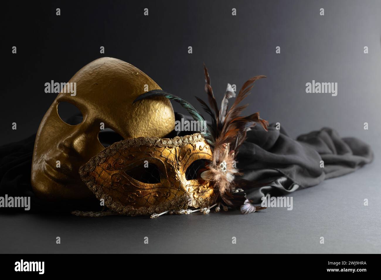 Goldene venezianische Karnevalsmasken. Vintage-Masken auf schwarzem Hintergrund. Kopierbereich. Stockfoto