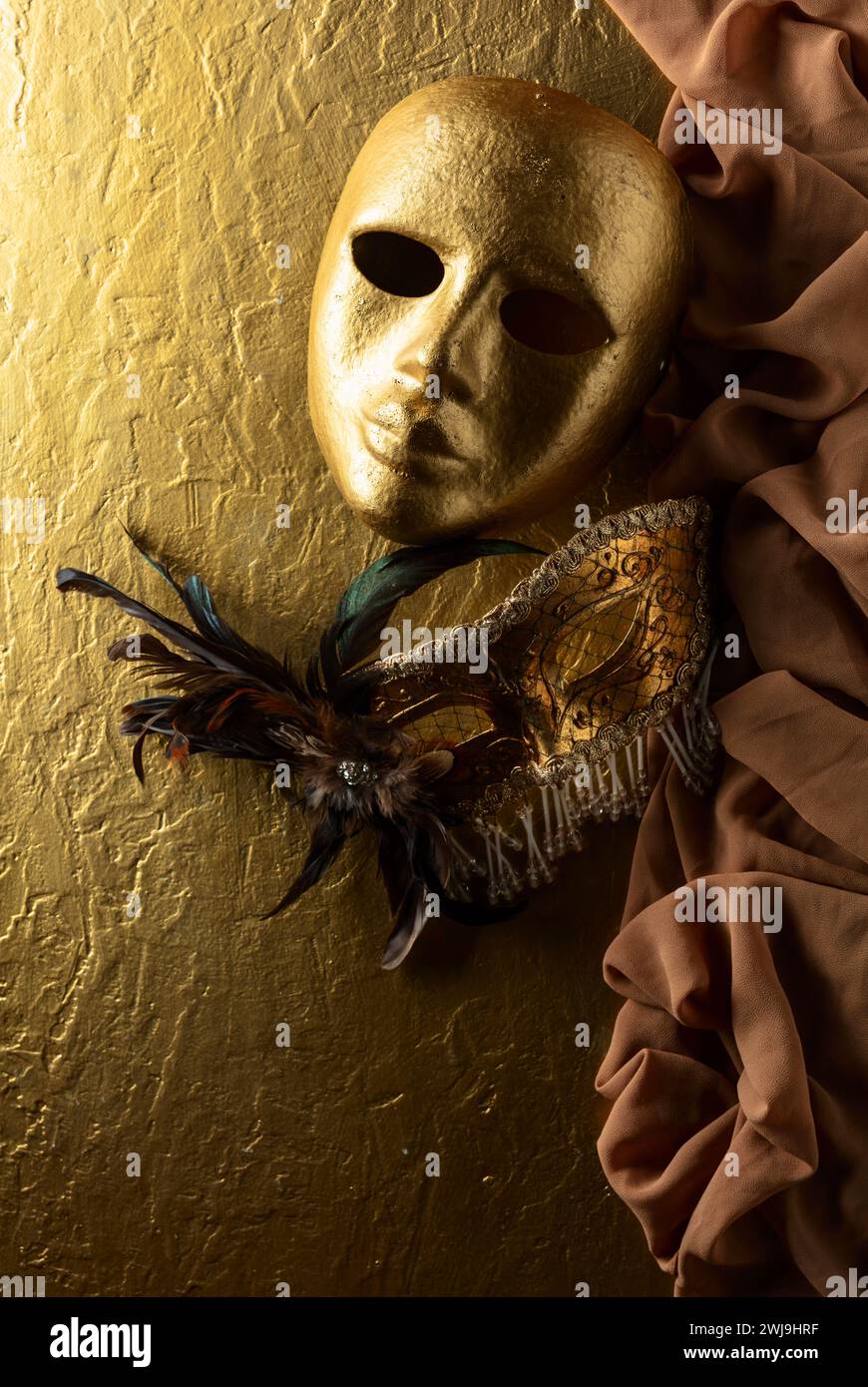 Vintage venezianische Karnevalsmasken Masken auf goldenem Hintergrund. Kopierbereich. Stockfoto