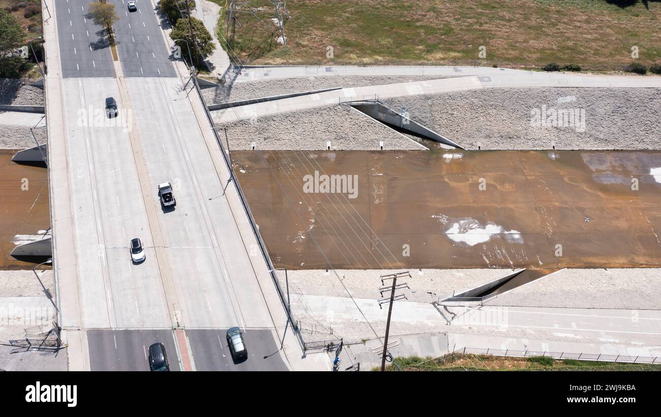 Aus der Vogelperspektive auf den Rio Hondo River, der durch Downey und Bell Gardens fließt, Kalifornien, USA. Stockfoto