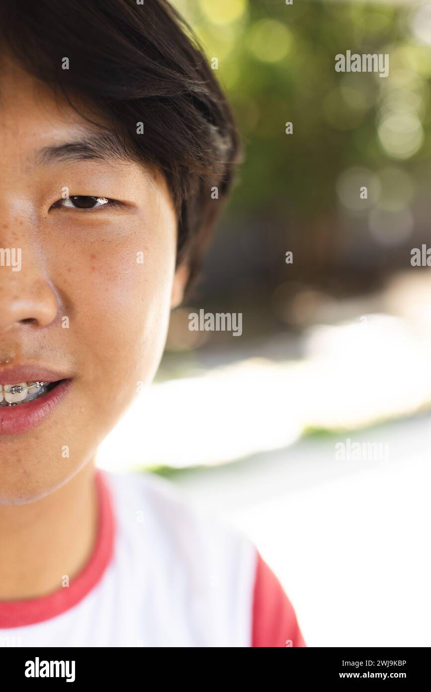 Nahaufnahme eines Teenager asiatischen Jungen draußen, mit Kopierraum Stockfoto