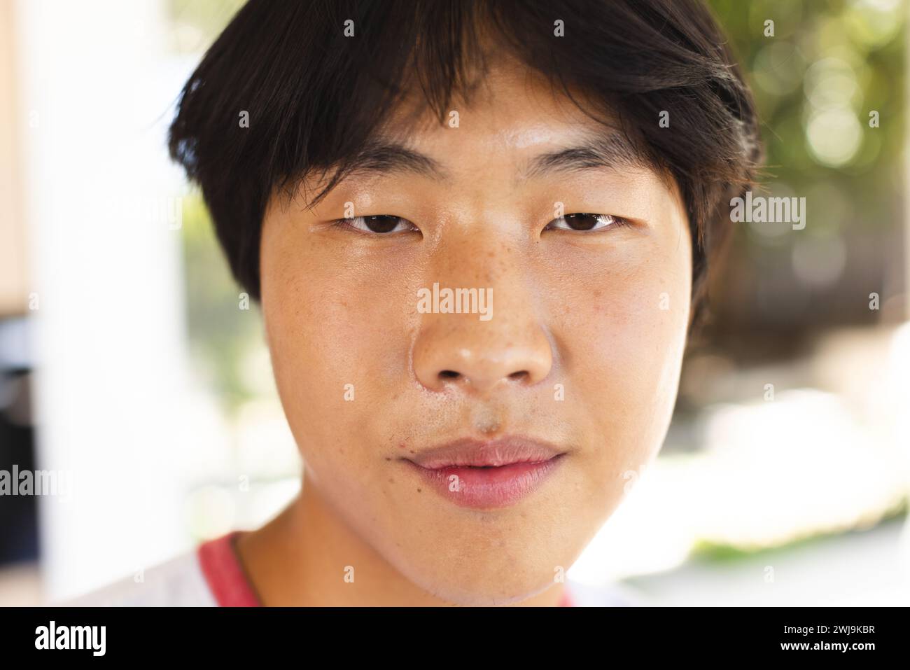 Nahaufnahme eines Teenager asiatischen Jungen draußen, mit Kopierraum Stockfoto