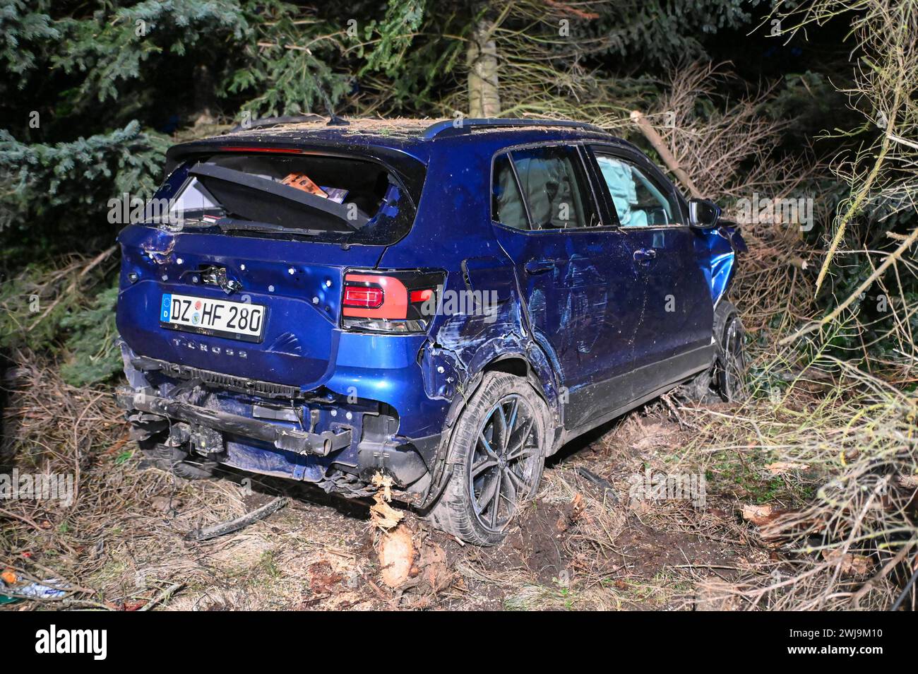 Laußig - Autofahrer brettert unter Alkohol mit Vollgas in Vorgarten und fallen mehrere Bäume: Rettungshubschrauber im Einsatz 12.02.2024 gegen 16,30 Uhr Laußig OT Pressel, Hauptstraße B183 zu einem schweren Unfall kam es am Montagnachmittag gegen 16,30 Uhr auf der B183 im Laußiger Ortsteil Pressel. Nach ersten Angaben der Polizei war der Fahrer eines VW T-Cross auf der Bundesstraße von Bad Düben kommend in den Ort Pressel eingefahren. Dabei kam er direkt am Ortsteingang in einer leichten Linkskurve von der Fahrbahn ab, donnerte durch einen Zaun auf ein angrenzendes Grundstück. Dort rammte und f Stockfoto