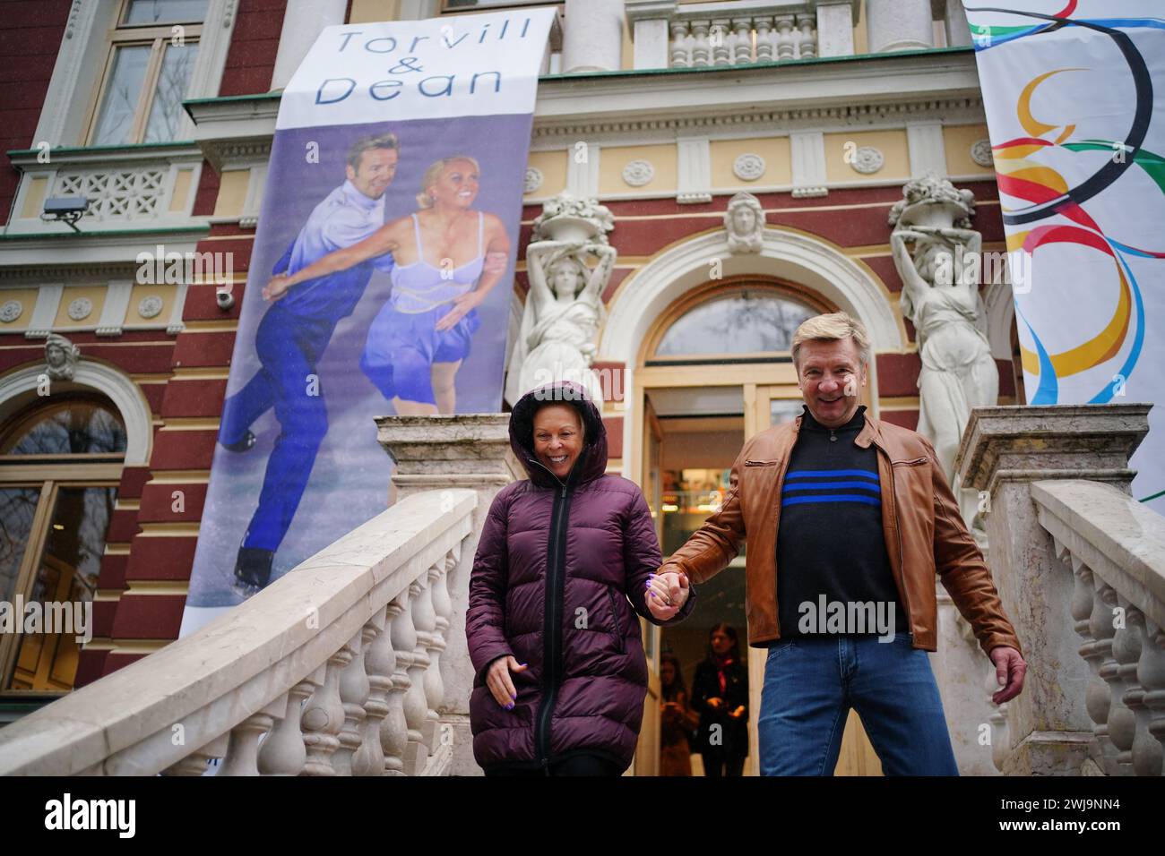 Die Eisläufer Jayne Torvill und Christopher Dean besuchen das Olympische Museum in Sarajevo während ihrer Reise nach Bosnien und Herzegowina, um den 40. Jahrestag der Goldmedaillen bei den Olympischen Winterspielen 1984 zu feiern. Bilddatum: Dienstag, 13. Februar 2024. Stockfoto