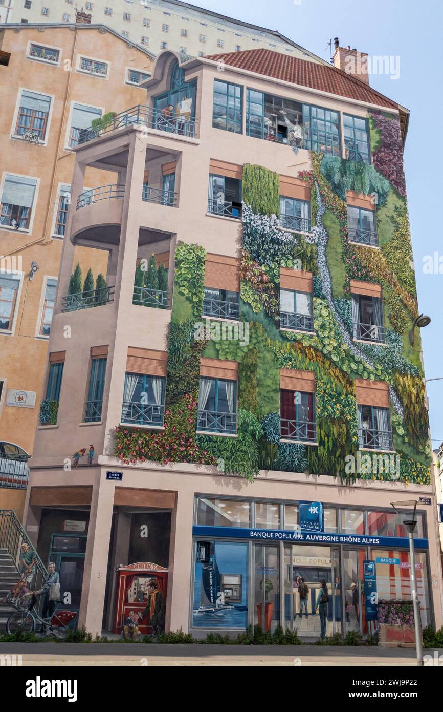 Lyon , Frankreich - 02 12 2024 : Mur des Canuts malen im Croix-Rousse-Viertel riesige Wandmalerei realistischer Gemälde einer Lyoner Szene Teil des Cite de Crea Stockfoto
