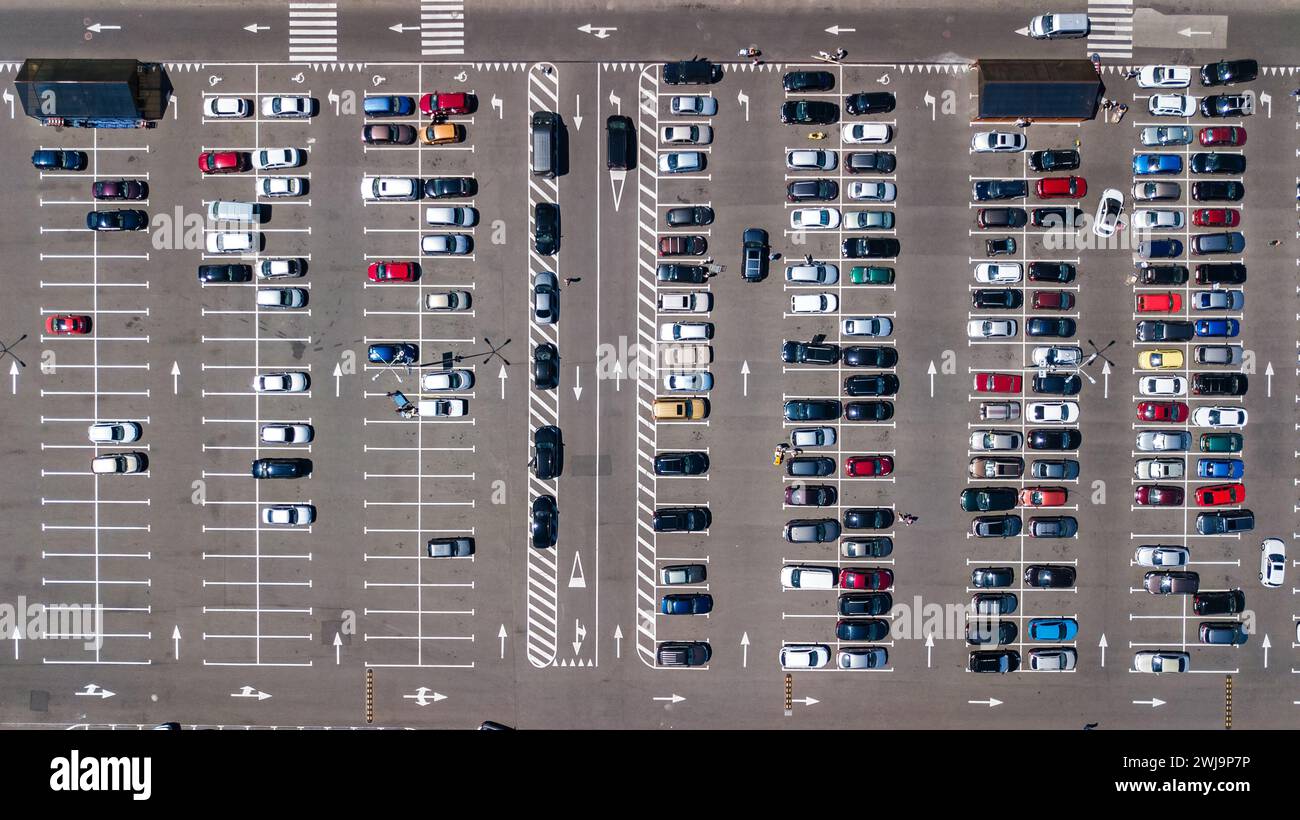 Parkplatz mit vielen Autos aus der Luft von oben, Stadtverkehr und Stadtkonzept Stockfoto