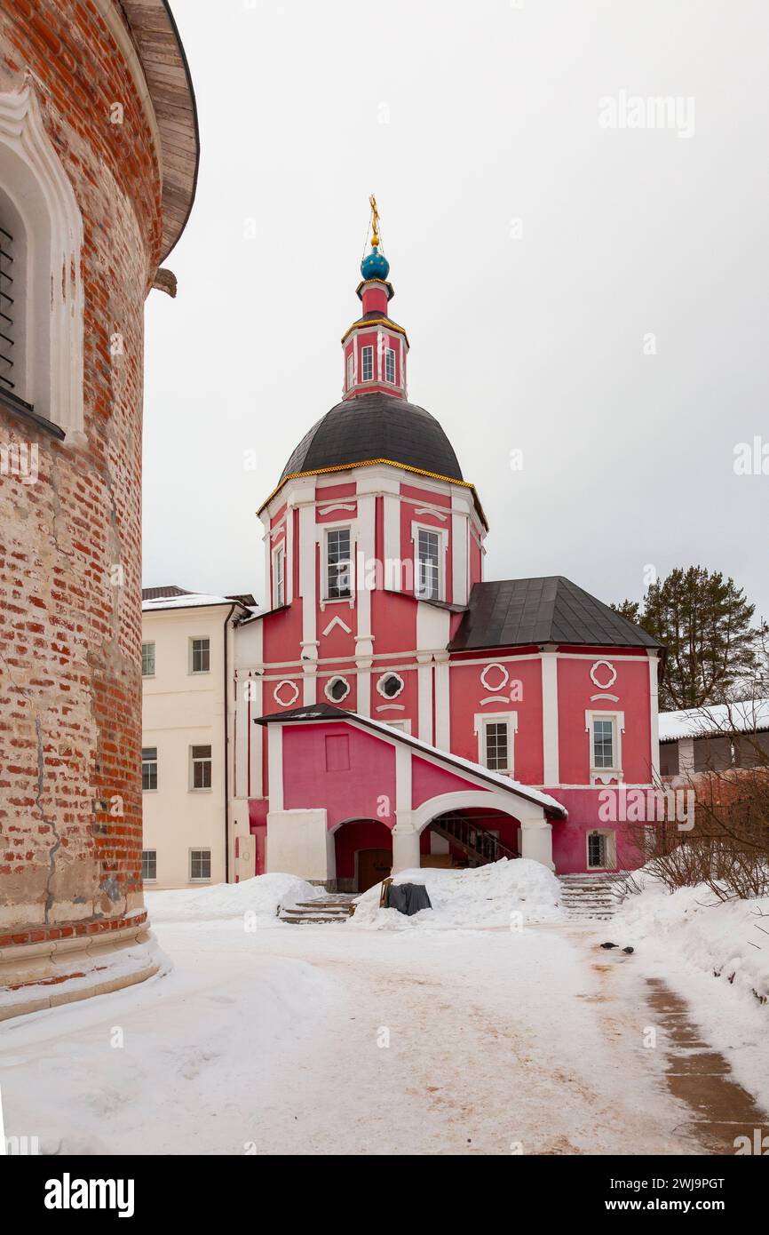 Das Kloster Pafnutyevo-Borowski der Diözese Kaluga der Russisch-Orthodoxen Kirche befindet sich am Rande der Stadt Borowsk, Region Kaluga. Stockfoto