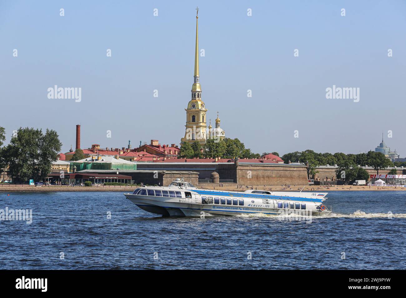 Tragflächenboot auf der Neva und der Peter-und-Paul-Festung und goldenen Dom, Zitadelle und Strand im Stadtzentrum, St. Petersburg, Russland Stockfoto