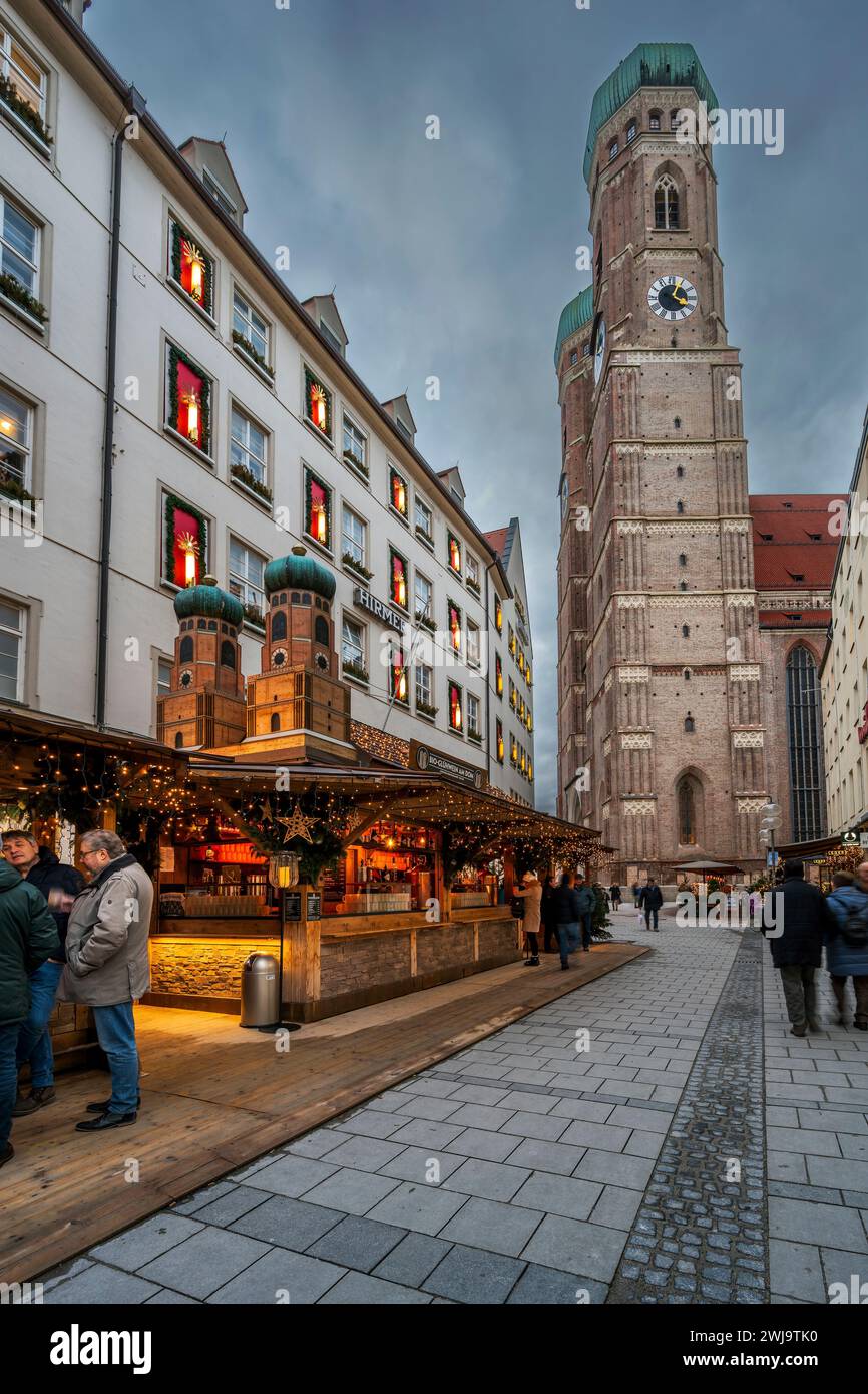 Weihnachtsmarkt, Frauenkirche, München, Bayern, Deutschland Stockfoto