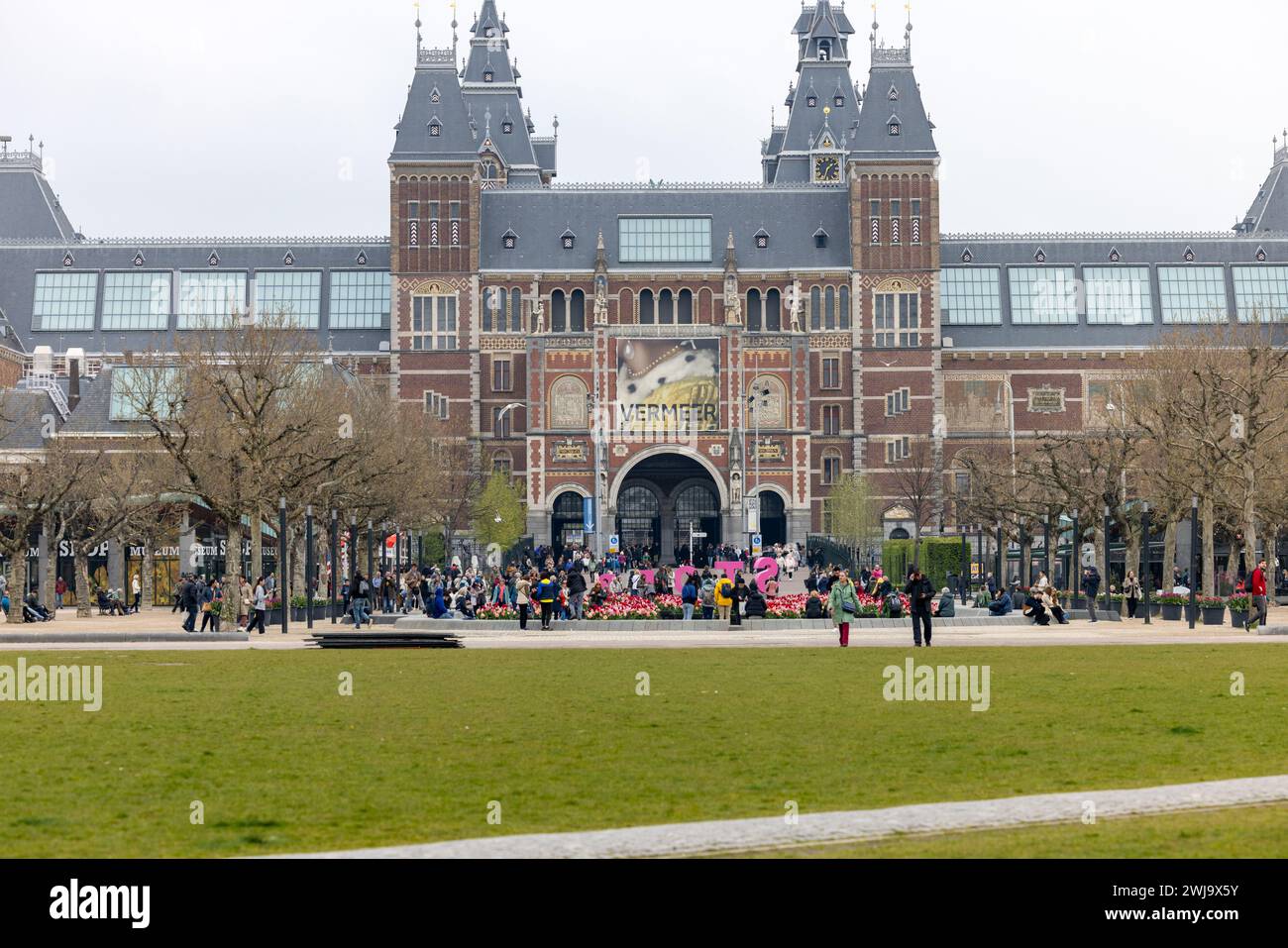 Amsterdam, Niederlande - 21. April 2023: Fassade des Rijksmuseum Niederländisches Nationalmuseum mit einem Banner, das eine Sonderausstellung von Vermeers PA anzeigt Stockfoto