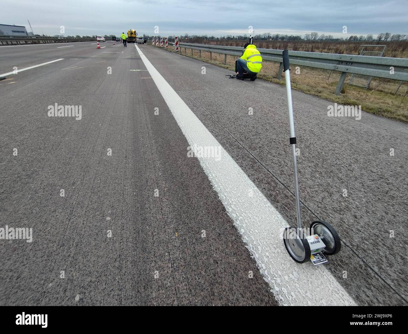 REKORDDATUM NICHT ANGEGEBEN 14.02.2024, Brandenburg, Oberkrämer Auto fährt auf der A10 in Leitplanken und dabei total zerstört, Fahrzeugführer wird lebensgefährlich verletzt eingeklemmt. *** 14 02 2024, Brandenburg, Oberkrämer Auto stürzt in die Absturzschranken auf der A10 und wird völlig zerstört, Fahrer wird schwer verletzt und eingeklemmt Stockfoto