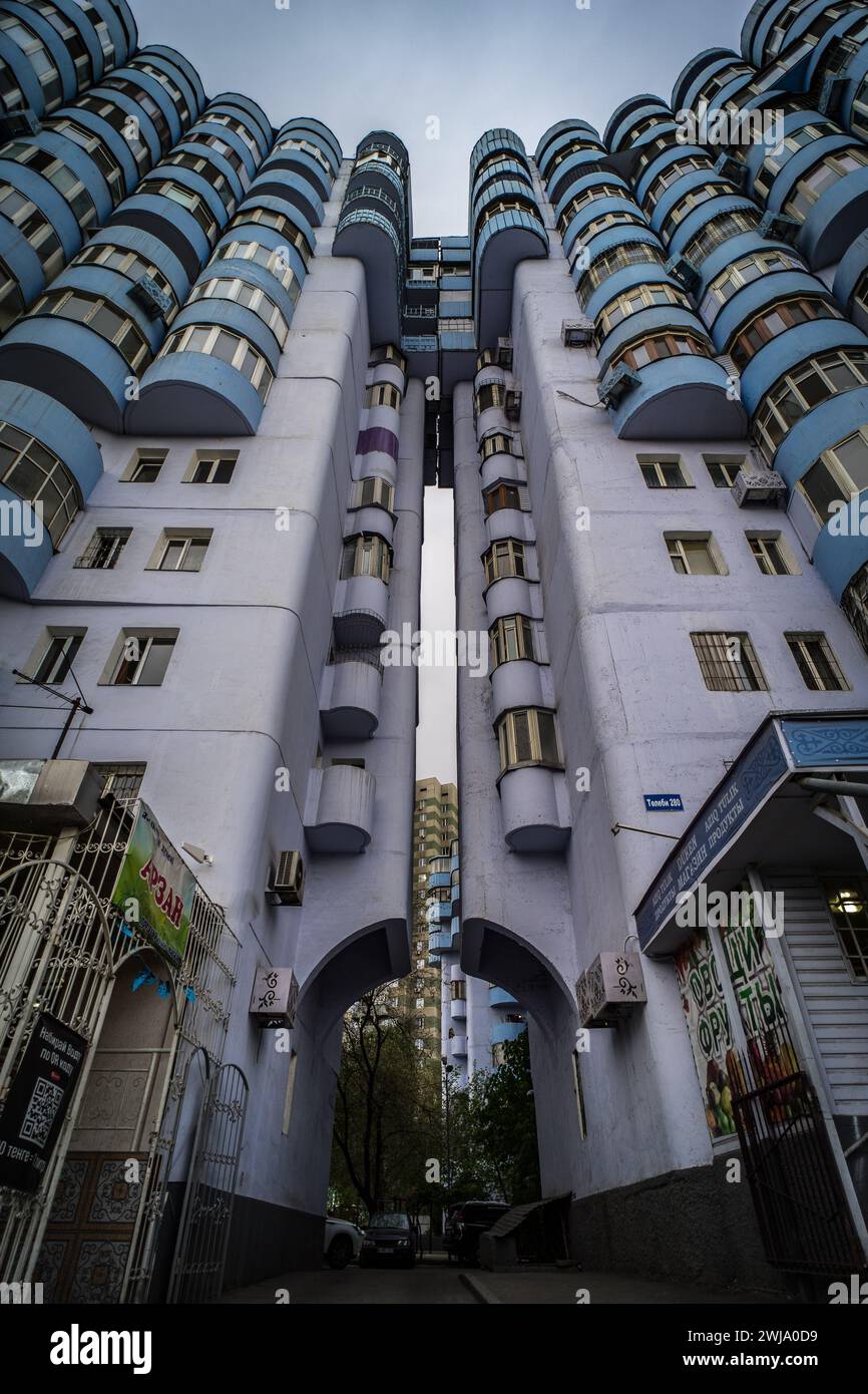 AUL Wohnkomplex brutalistisches Stlye Wohnhaus in Almaty von unten erschossen; schönste Wohngebäude Stockfoto