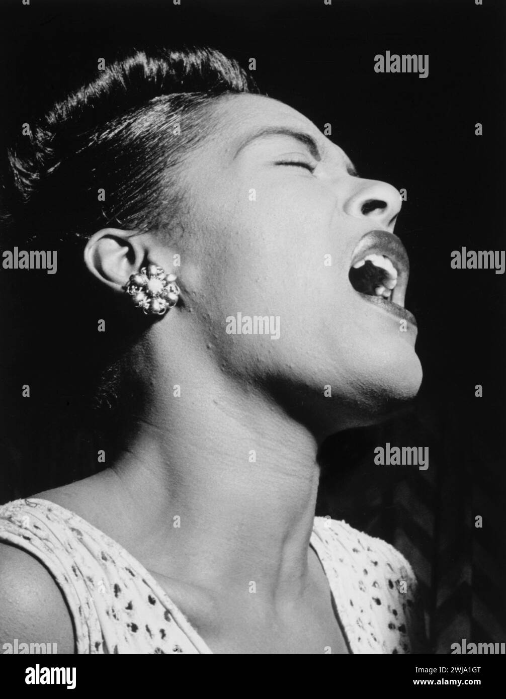 Porträt des Singens Billie Holiday, Downbeat, New York, CA. Februar 1947 Stockfoto