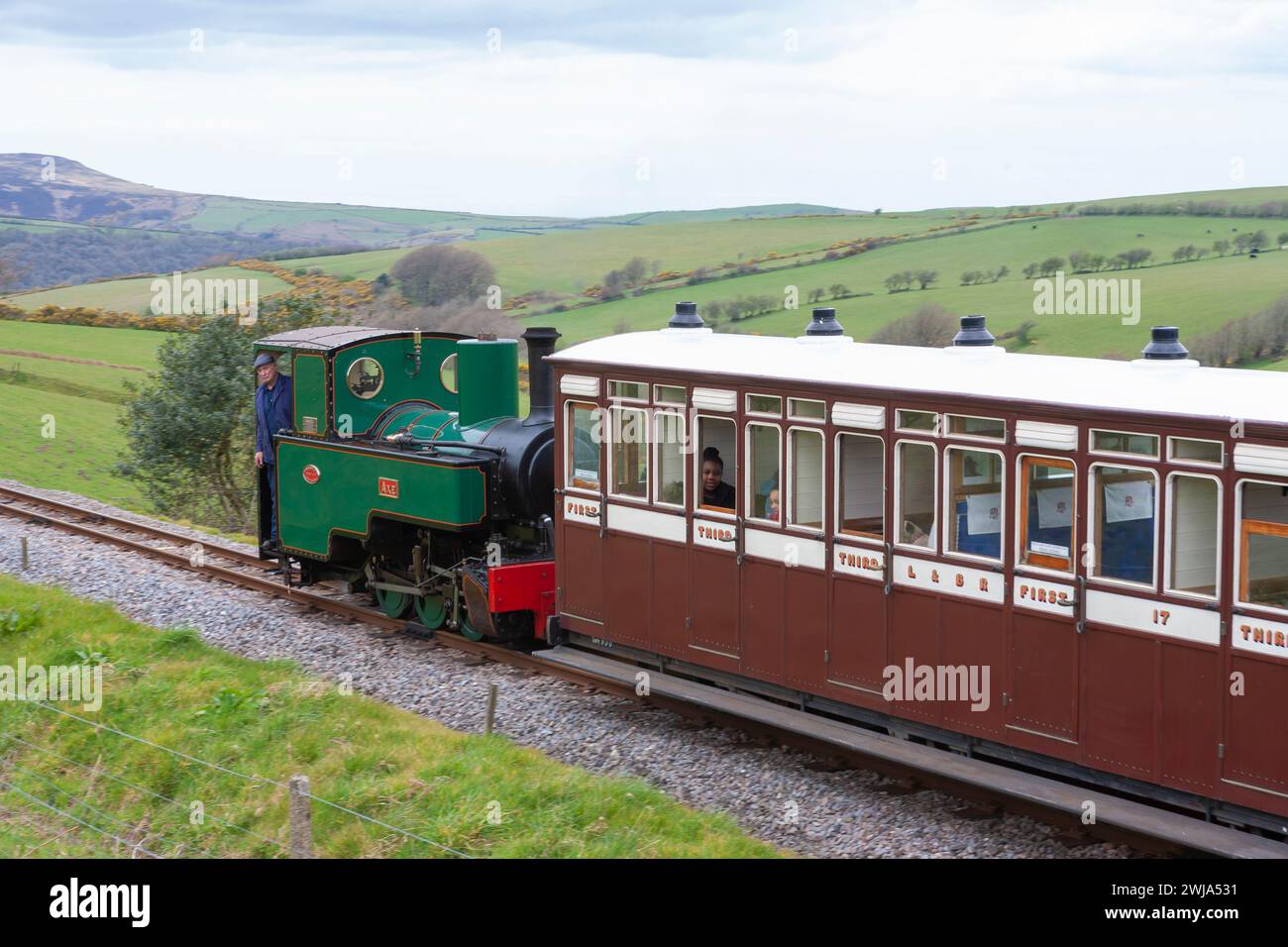 Der Dampfzug verlässt den Bahnhof Woody Bay an der Lynton and Barnstaple Railway in Devon, Großbritannien, gezogen von der Lokomotive der Joffre Class 'Axe' Stockfoto