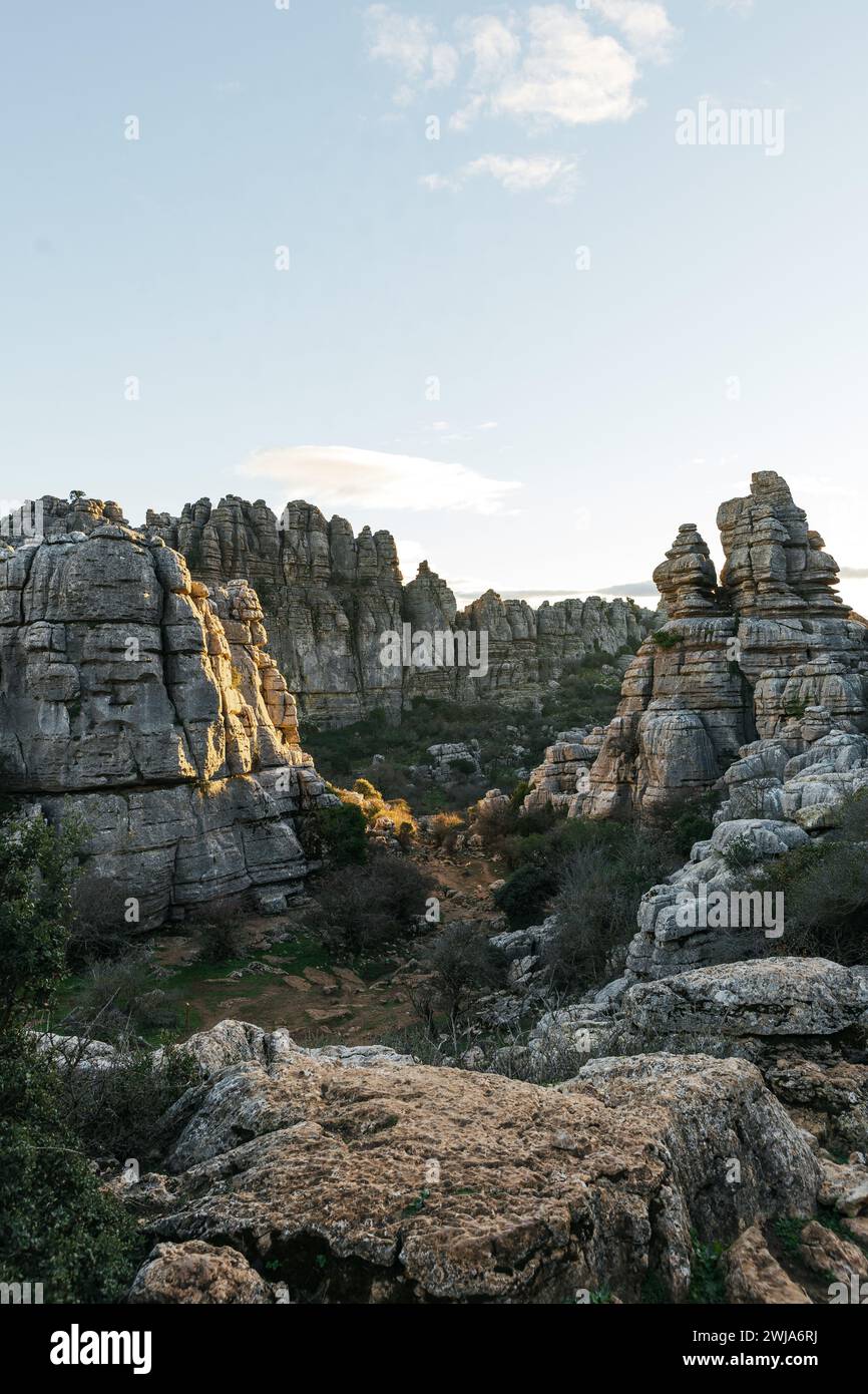 Goldenes Sonnenlicht beim Baden der einzigartigen Karstformationen am Torcal de Antequera während des Sonnenuntergangs Stockfoto