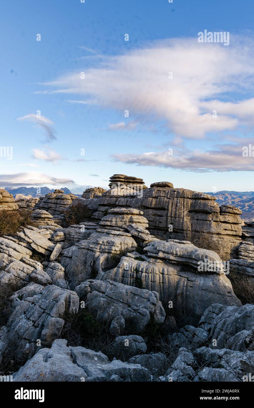 Einzigartige Kalksteinformationen unter blauem Himmel am Torcal de Antequera in der Nähe von Malaga Stockfoto
