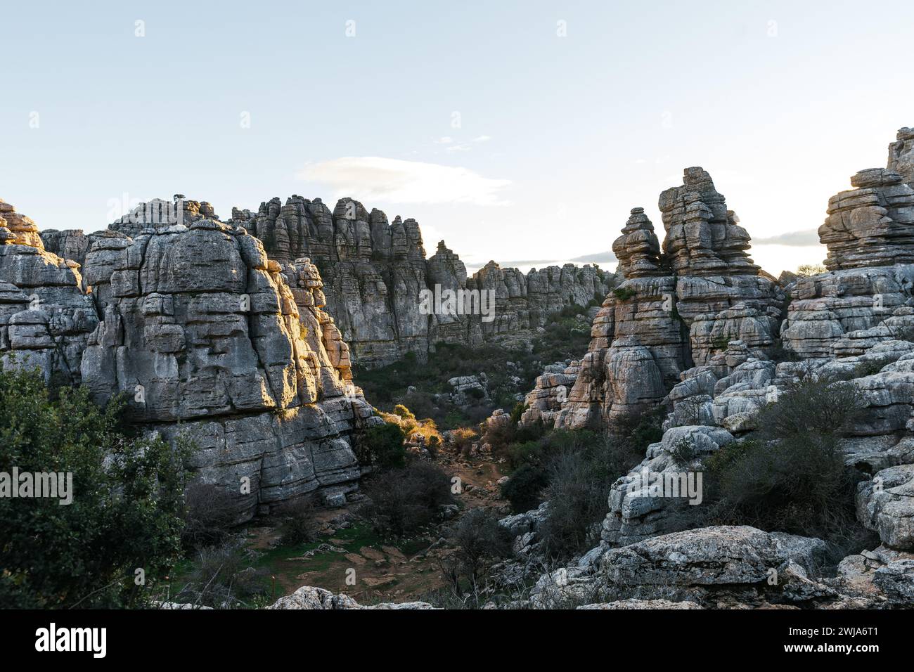 Das Licht des Sonnenuntergangs strahlt ein goldenes Licht auf die Kalksteinformationen von Torcal de Antequera Stockfoto