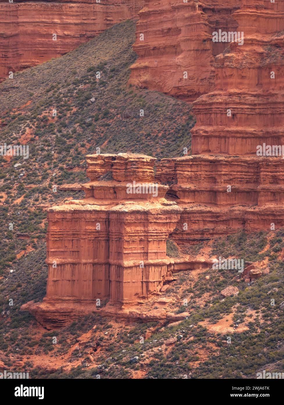 Majestätische Landschaft aus rotem Sandstein in der Wüste in historischen spanischen Badlands Stockfoto