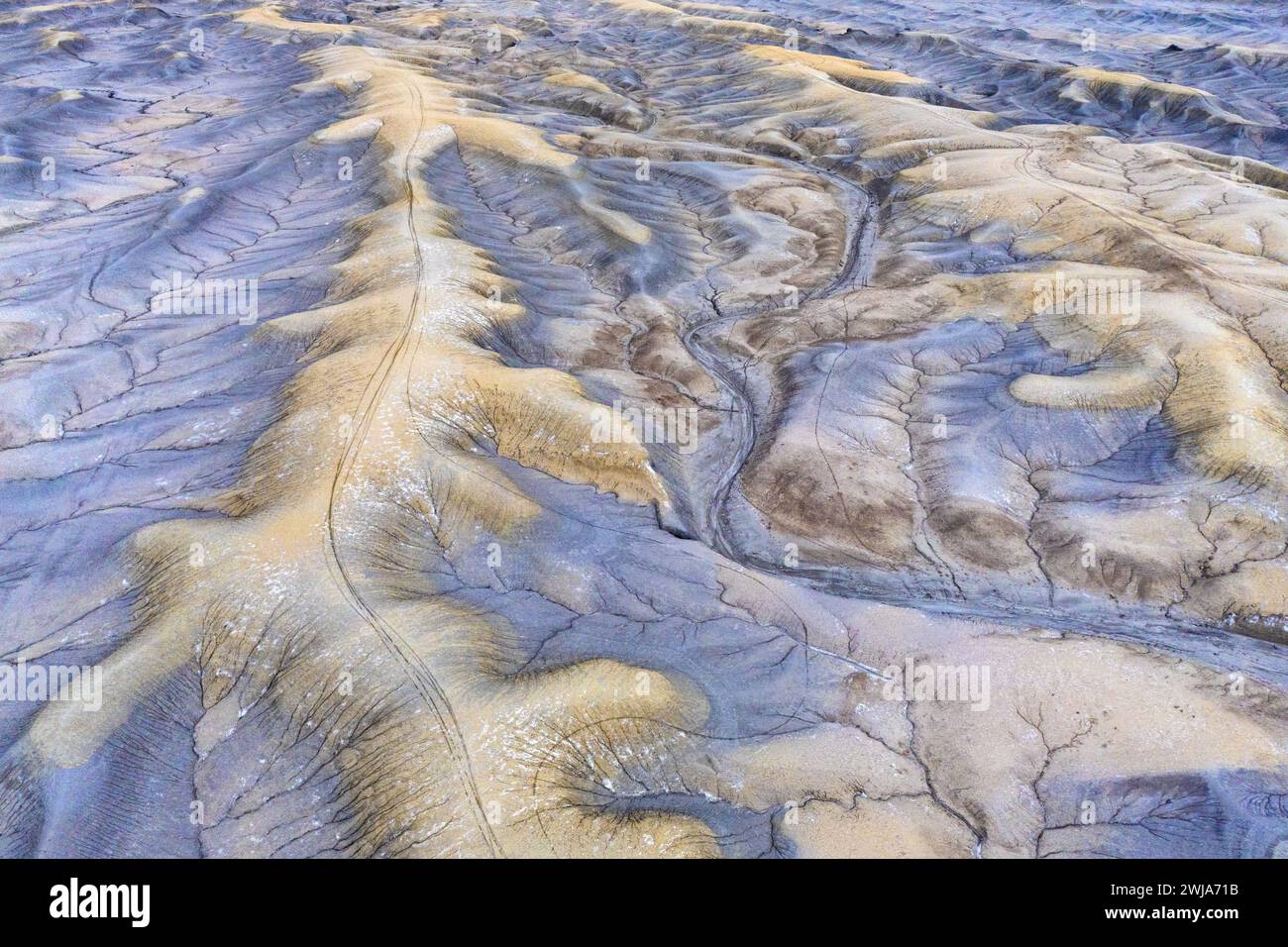 Aus der Luft sehen Sie komplizierte Muster, die durch natürliche Erosion in der Wüstenlandschaft von Utah entstanden sind, und zeigen ein Netz von Graten und Rillen mit unterschiedlichen Eigenschaften Stockfoto