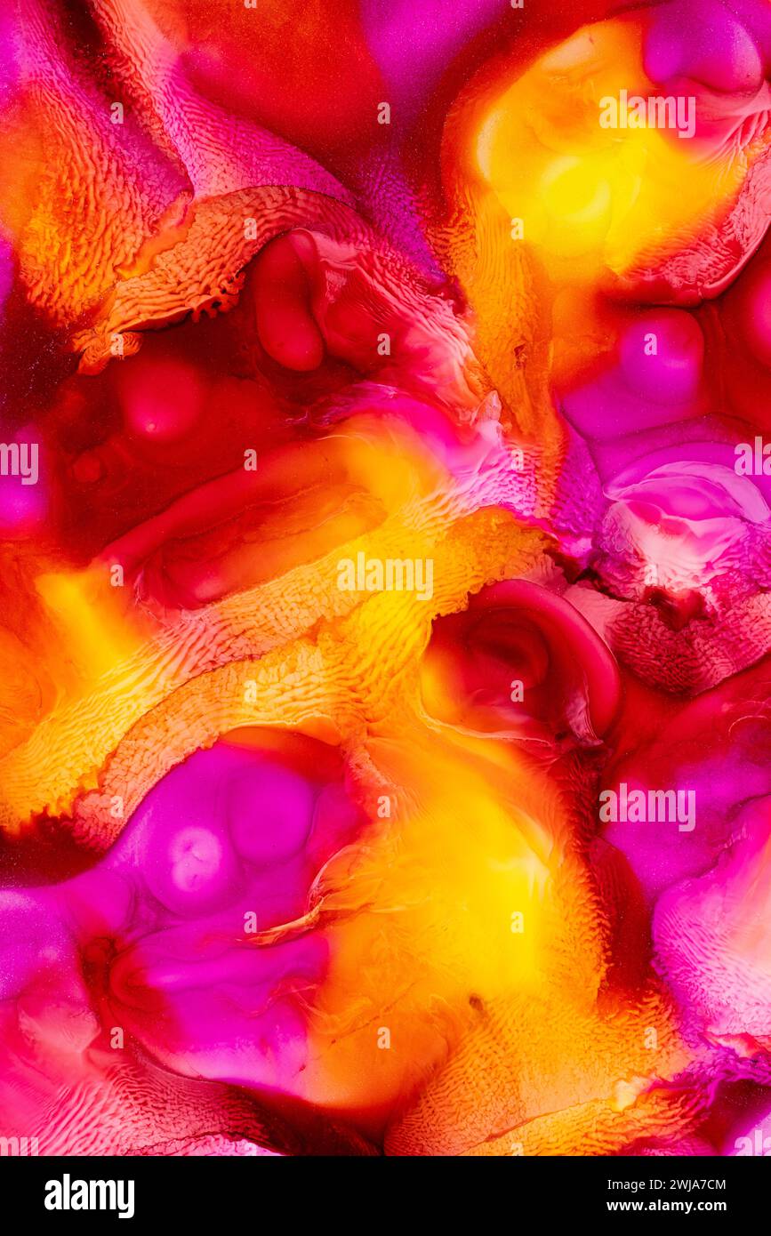 Ein abstraktes, fließendes Gemälde mit einer dynamischen Mischung aus lebhaften Rot-, Orangen- und Violett-Tönen, das ein visuell überzeugendes Bild mit dem Zusammenspiel von W schafft Stockfoto